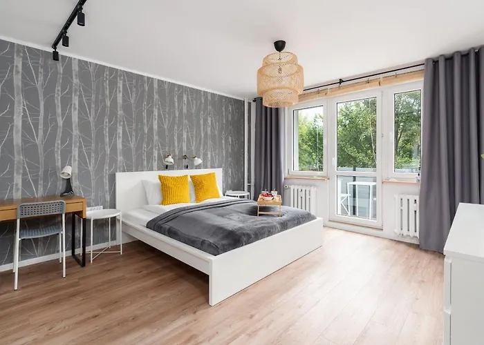 Green View Apartment With Balcony Winogrady By Noclegi Renters